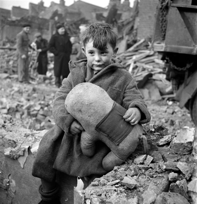 abandoned-boy-by-toni-frissell